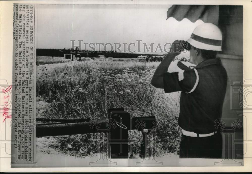 1967 Press Photo Israeli Military Police Officer at Erez Check Point in Egypt - Historic Images