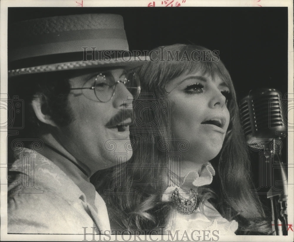 1970 Press Photo Singers Andrea Braun and Jim Byers at Cork Club - hcp00061-Historic Images