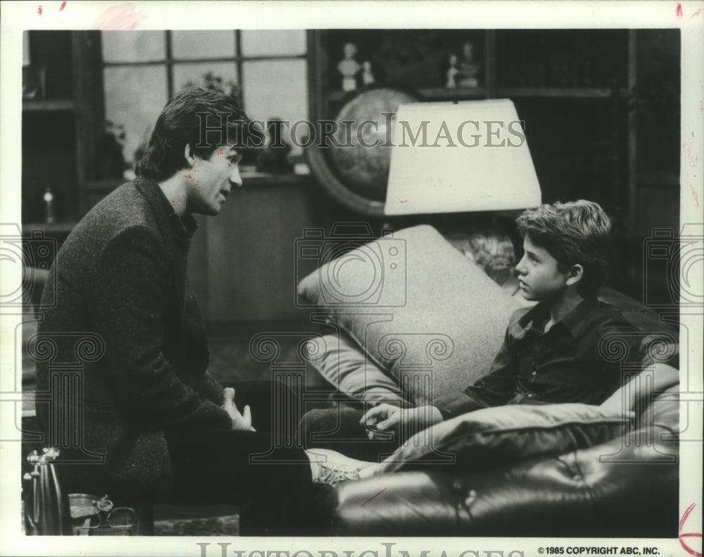 1985 Press Photo Alan Thicke and Kirk Cameron perform a scene from Growing Pains - Historic Images