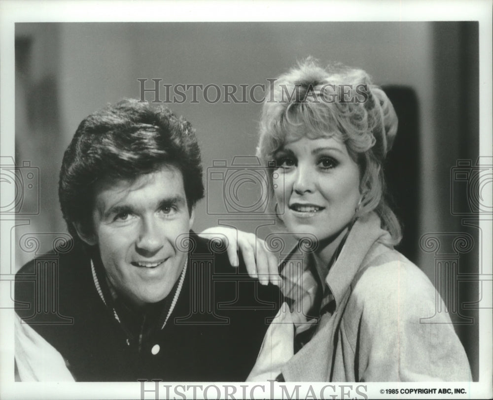 1985 Press Photo Alan Thicke and Joanna Kerns star in TV show "Growing Pains" - Historic Images