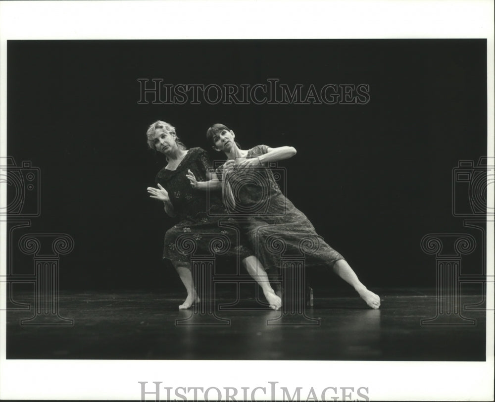 1996 Press Photo Becky Valls and Juanita Lindley dance at University of Houston - Historic Images