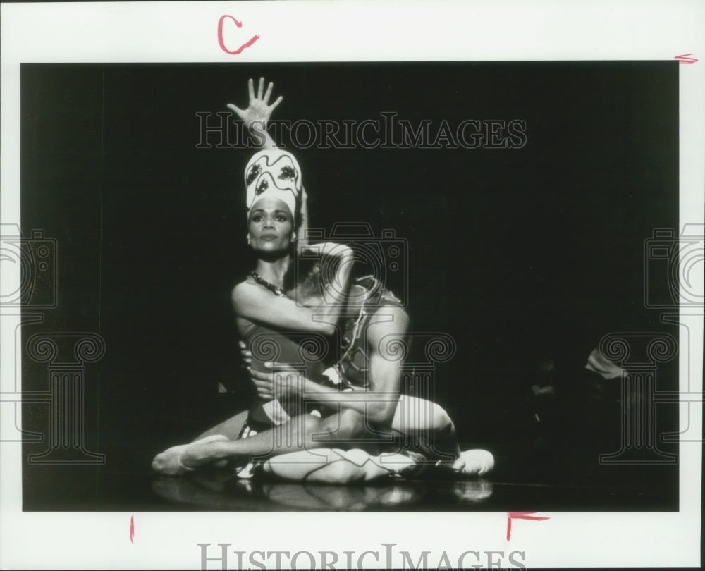 1996 Press Photo Christina Johnson from Dance Theater of Harlem dances on stage - Historic Images