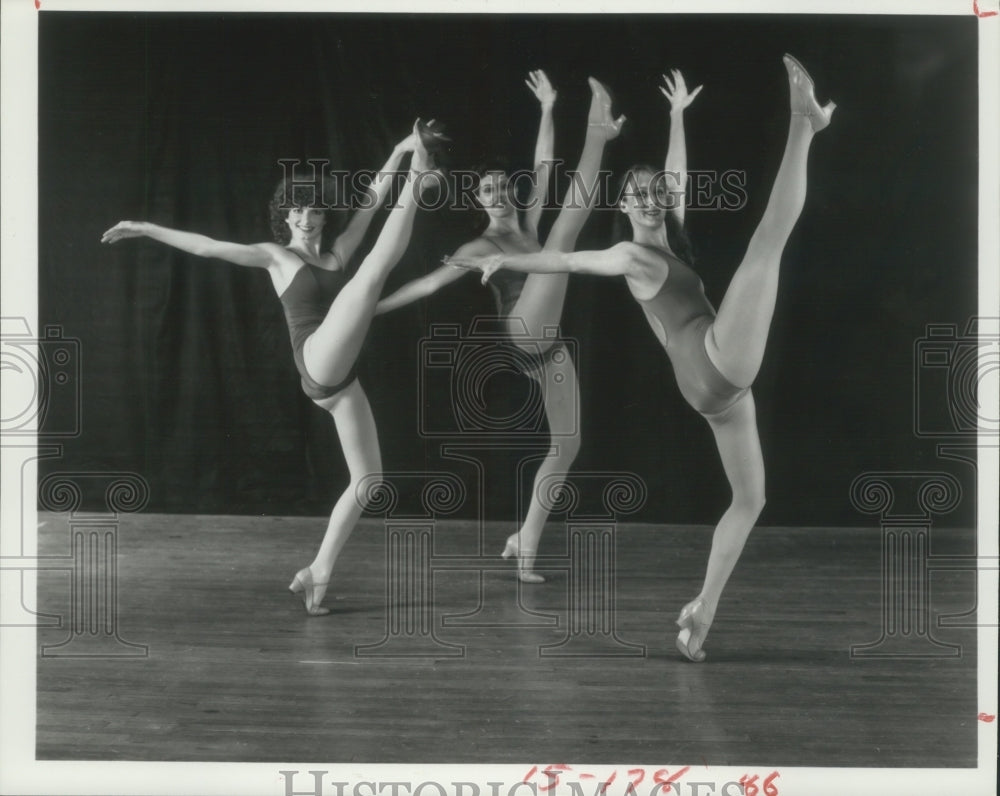 1983 Press Photo Dancers from Delia Stewart Dance Company perform on stage - Historic Images