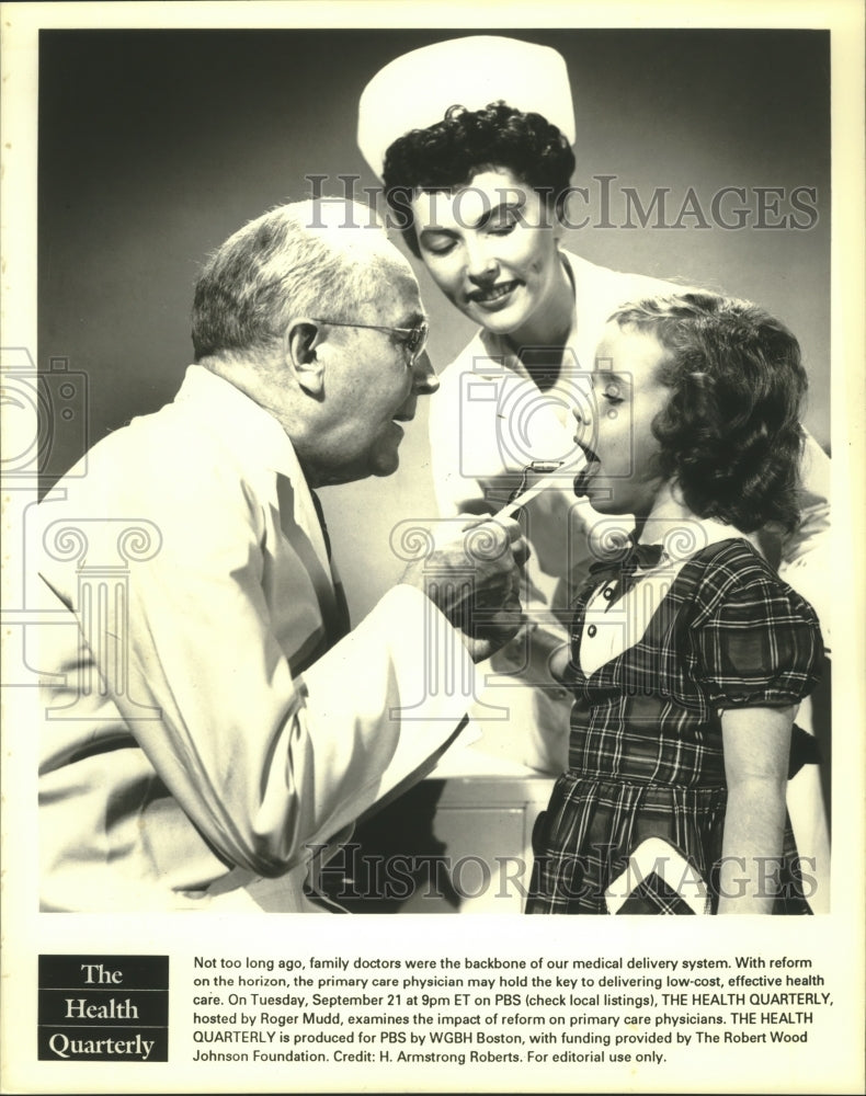 1993 Press Photo Family doctor checks child on &quot;The Health Quarterly&quot; on PBS.- Historic Images