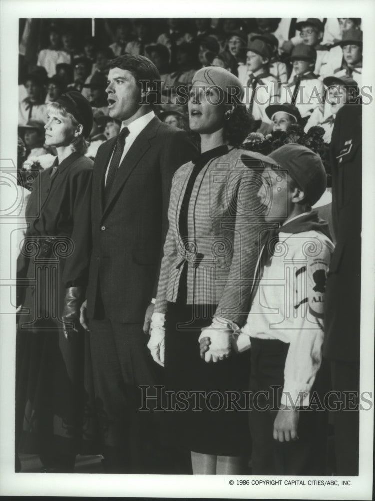 1986 Press Photo Cindy Pickett, Robert Urich, Wendy Hughes actors in "Amerika." - Historic Images