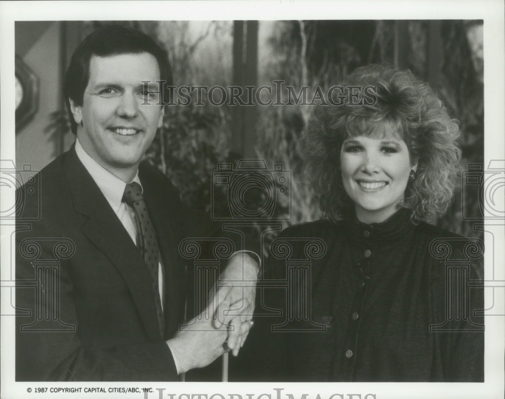 1987 Charles Gibson & Joan Lunden co-host "Good Morning America." - Historic Images