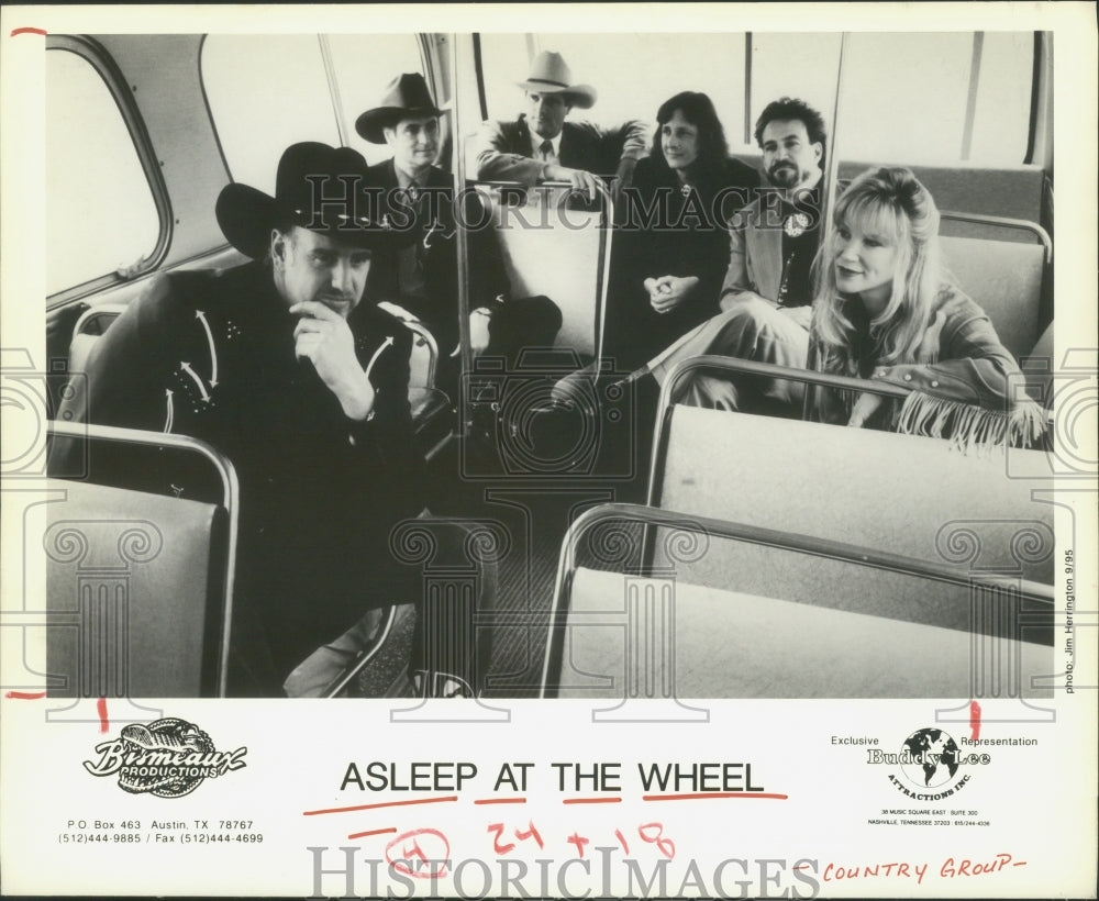 1995 Press Photo Members of the country group Asleep at the Wheel pose on a bus - Historic Images