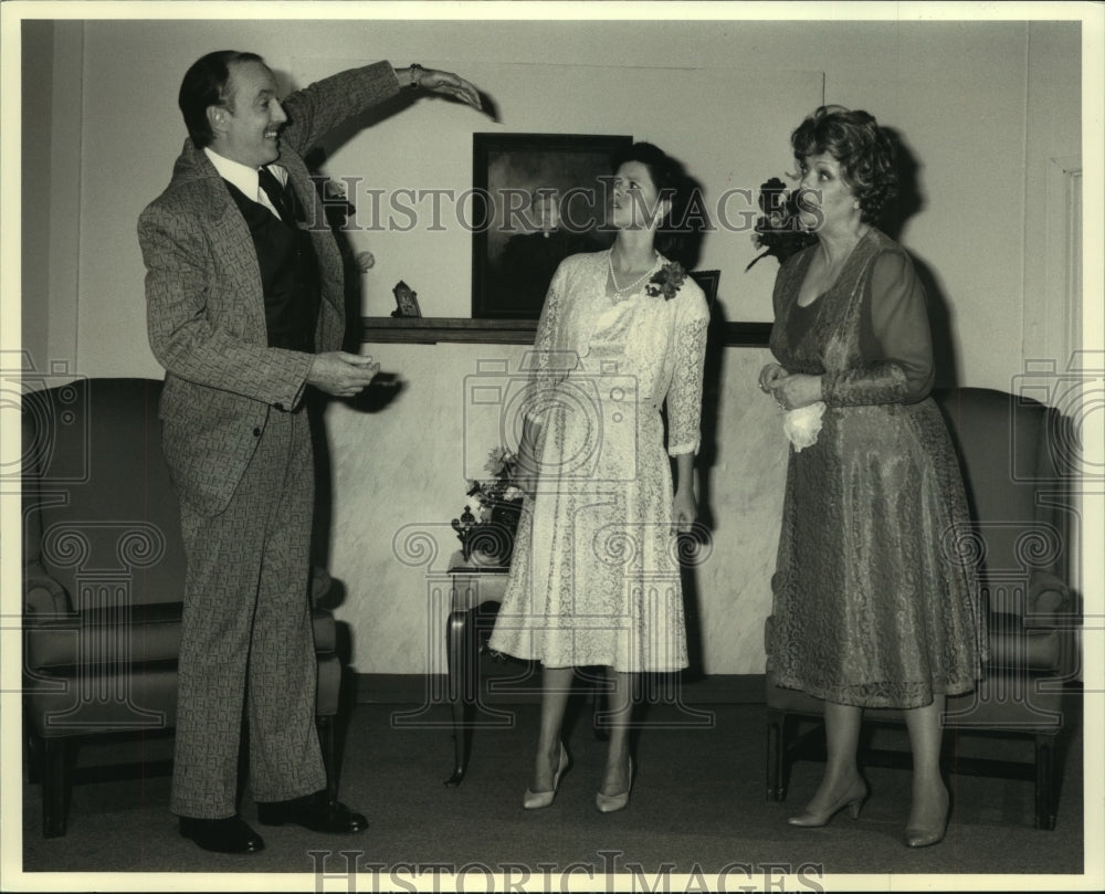 1988 Press Photo Actors Theatre of Houston shown in &quot;Harvey&quot; play, Texas. - Historic Images