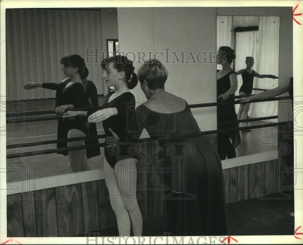 1987 Press Photo Houston teacher Francoise Martinet with dancer Courtney Jensen - Historic Images