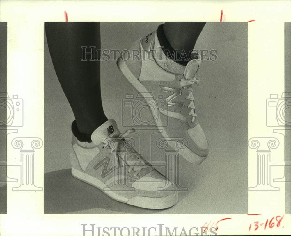 1982 Press Photo Kathy is testing aerobic shoes produced by New Balance. - Historic Images