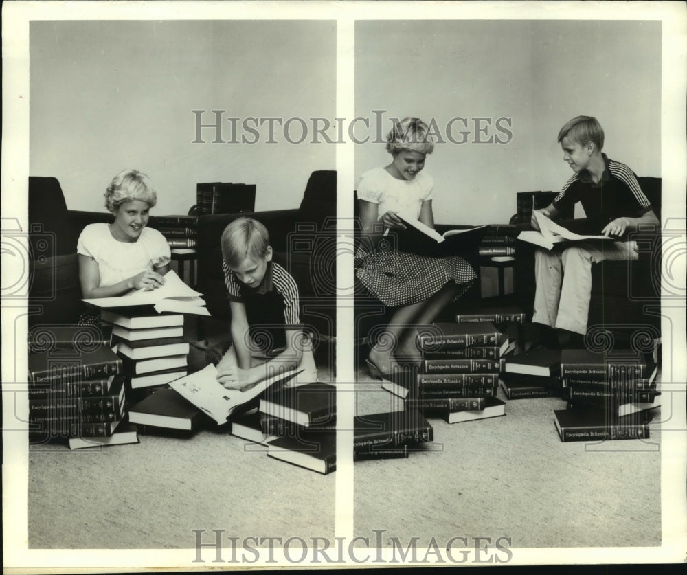 1991 Press Photo Children look through books of the Encyclopedia Britannica 3 - Historic Images