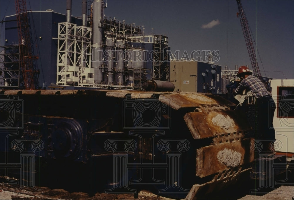 1987 Press Photo Man pours hydraulic fluid into Lampson crawler, Endicott Field - Historic Images