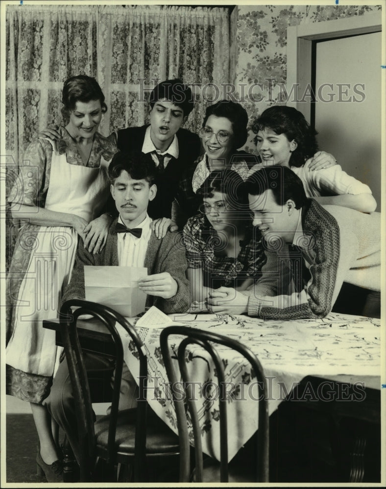 1987 Press Photo Scene from &quot;Brighton Beach Memoirs,&quot; Actor&#39;s Workshop Houston. - Historic Images