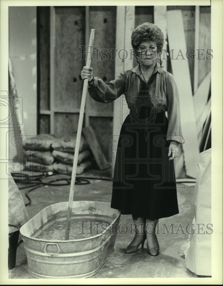 1986 Press Photo Charlotte Rae cleans after a fire in "The Facts of Life" series - Historic Images