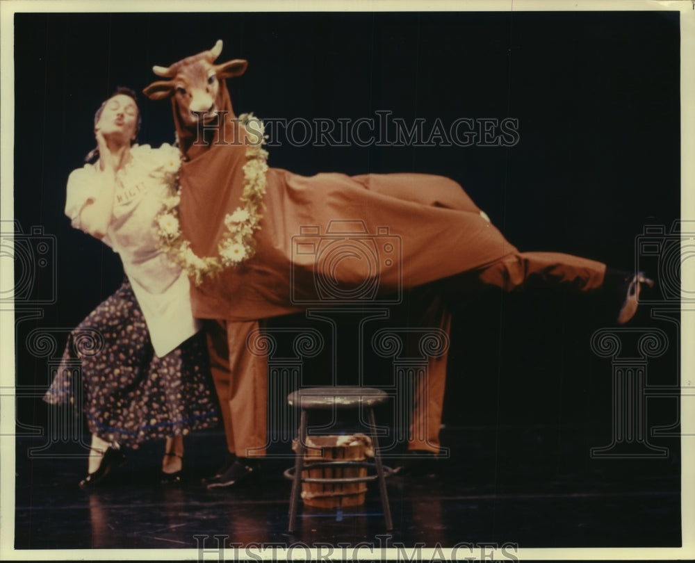 1992 Press Photo A scene from Chrysalis Dance Company. - hcp02943- Historic Images