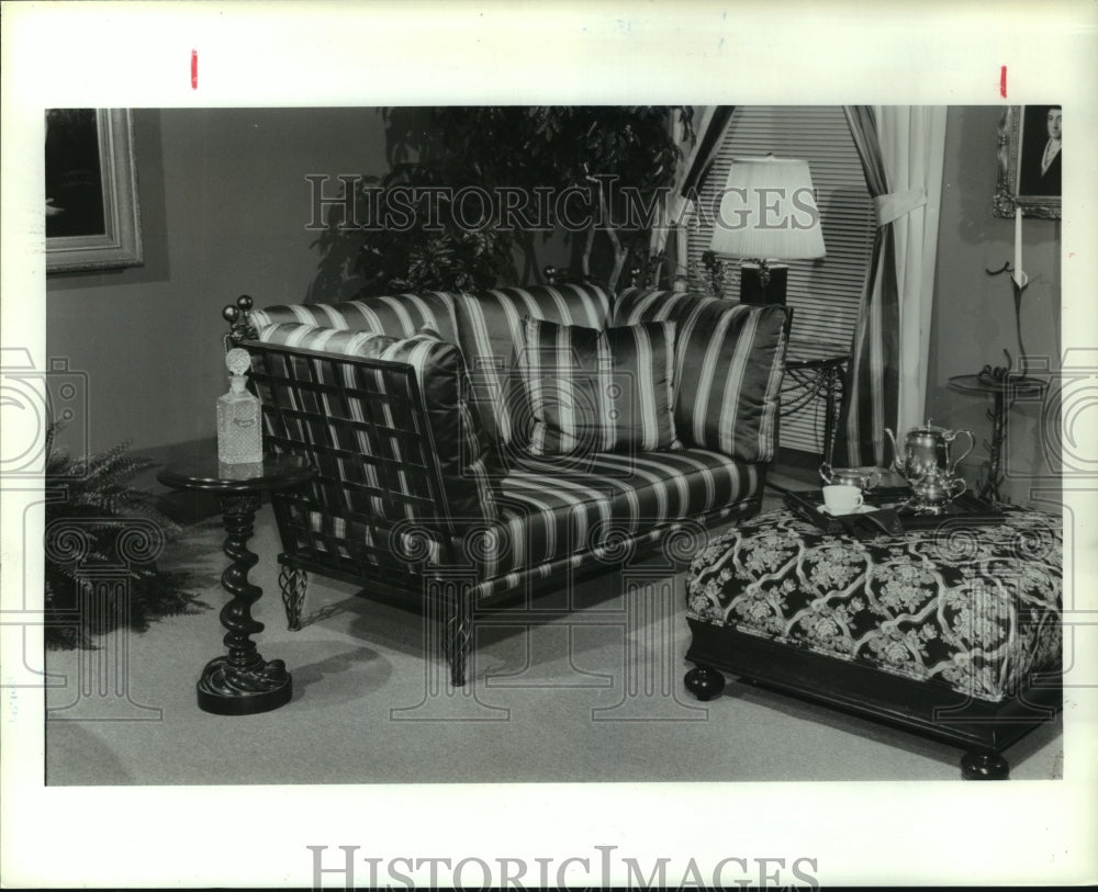 1991 Press Photo Ratchet love seat with pouf ottoman in &quot;Connoisseur Collection&quot;- Historic Images