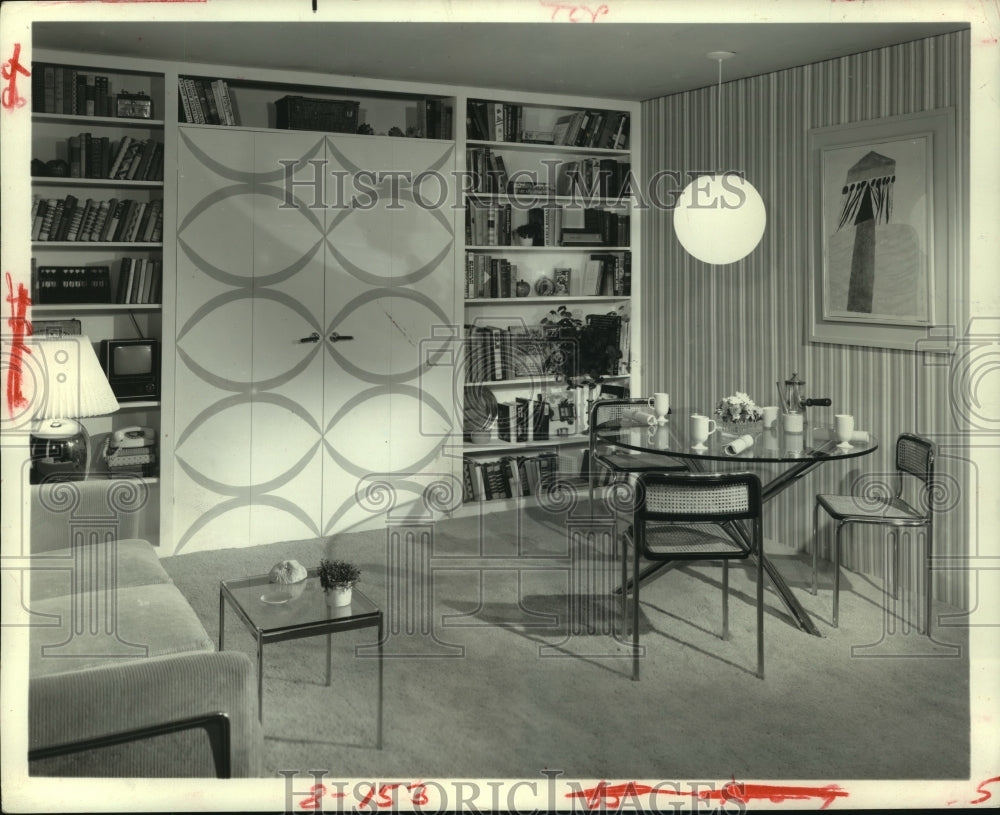 1981 Press Photo Library family room with shelves, table and chairs.- Historic Images