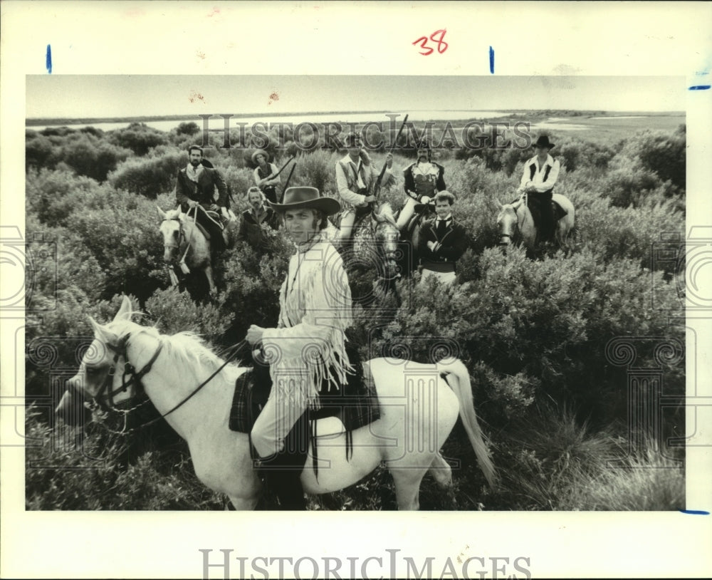 1986 Press Photo Denton Yockey with &quot;The Lone Star&quot; cast at Galveston Island, TX- Historic Images