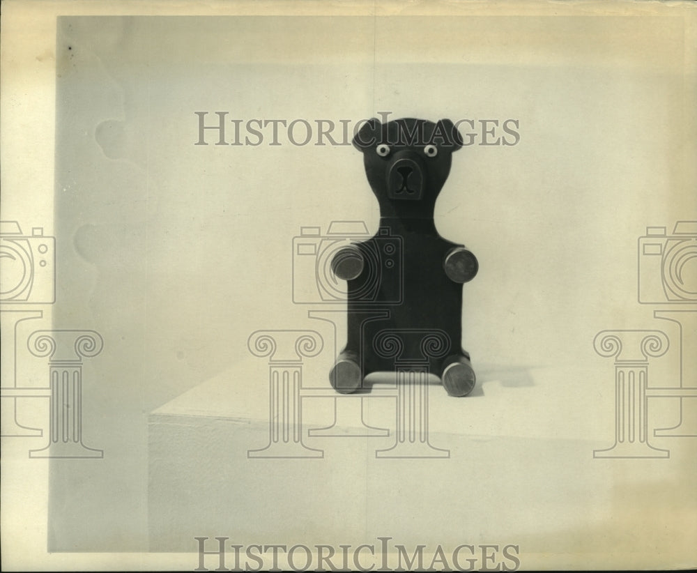 Press Photo Portable Bear as doorstop at Contemporary Arts Museum in Houston. - Historic Images