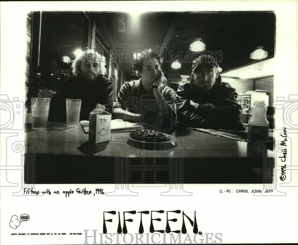 1996 Press Photo Members of the music group Fifteen pose with an apple fritter- Historic Images