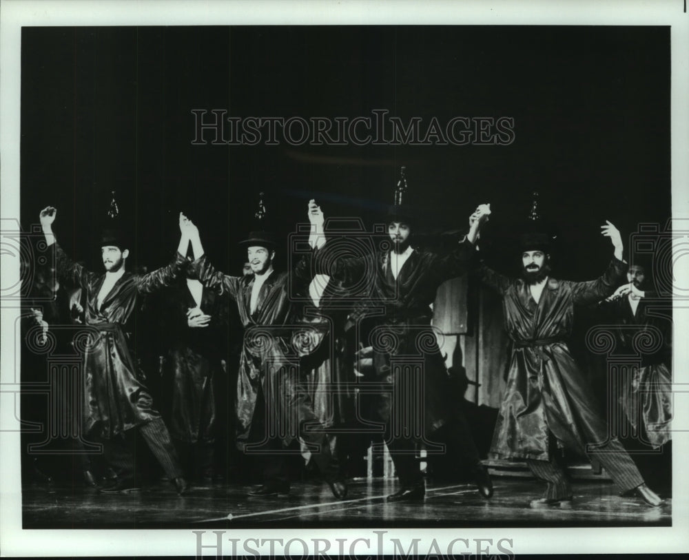 1987 Press Photo National Touring Company &quot;Fiddler on the Roof&quot; Play Scene- Historic Images