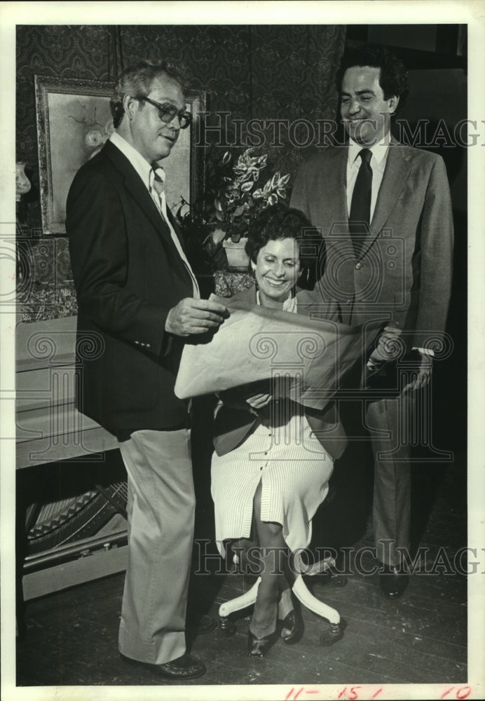 1982 Press Photo Leonard Wagner, Ann and Ed Stanton read a poem together- Historic Images