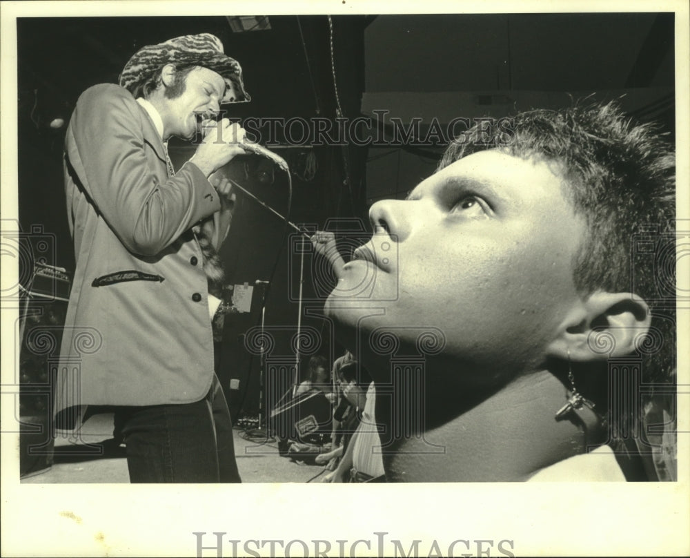 1985 Press Photo Young man watches music group Jason Fitz &amp; the Scorchers- Historic Images