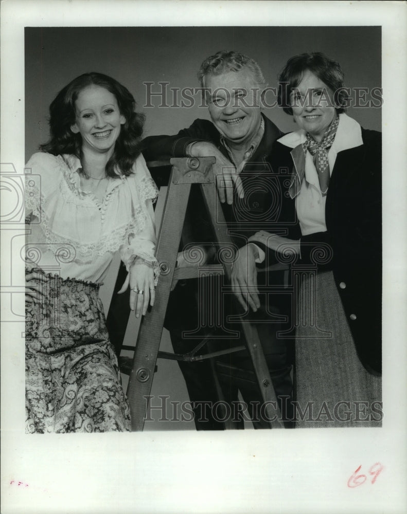 1977 Press Photo Kelly Hughes of the Eliot Feld Ballet with parents Joe and Mary - Historic Images