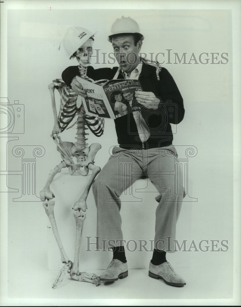 1984 Press Photo Ken Polk in &quot;Clinically Dead But Still On Payroll&quot; - hcp05893- Historic Images