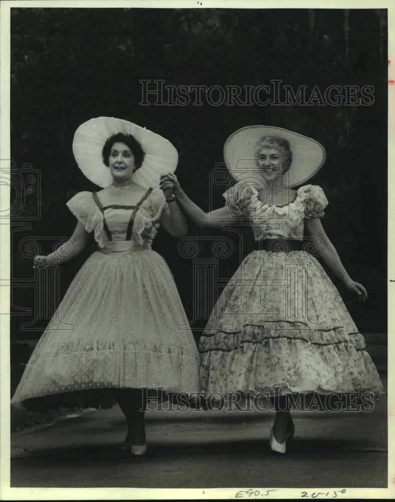 1981 Press Photo Mary Metz and Jacqui Brodeur act in Ruddigore production- Historic Images