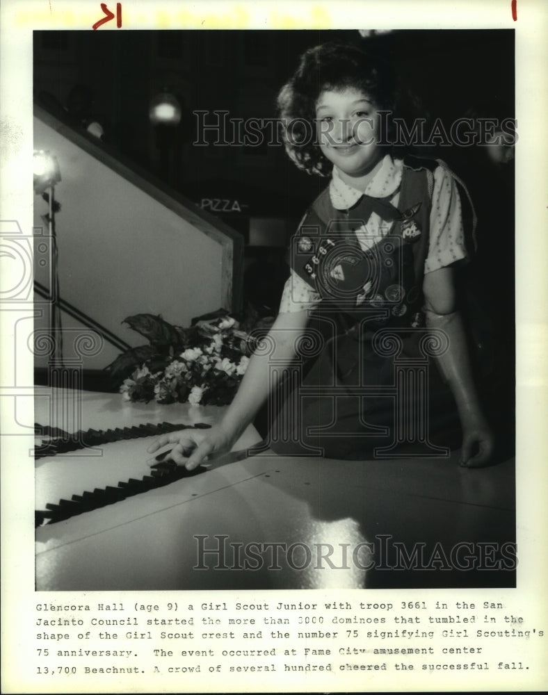 1987 Press Photo Houston Girl Scout Glencora Hall Starting Domino Chain- Historic Images