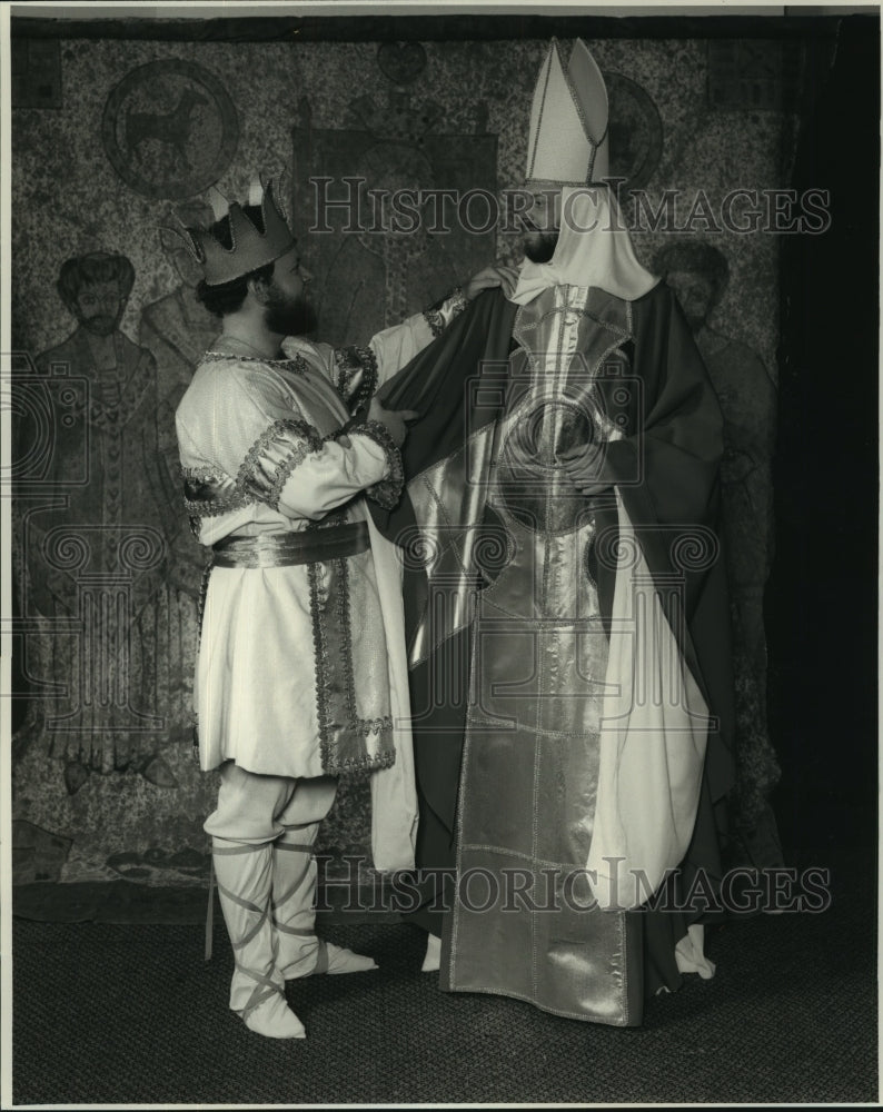 1981 Press Photo Harrison Moore &amp; John Krueger in scene from Brian Boru.- Historic Images