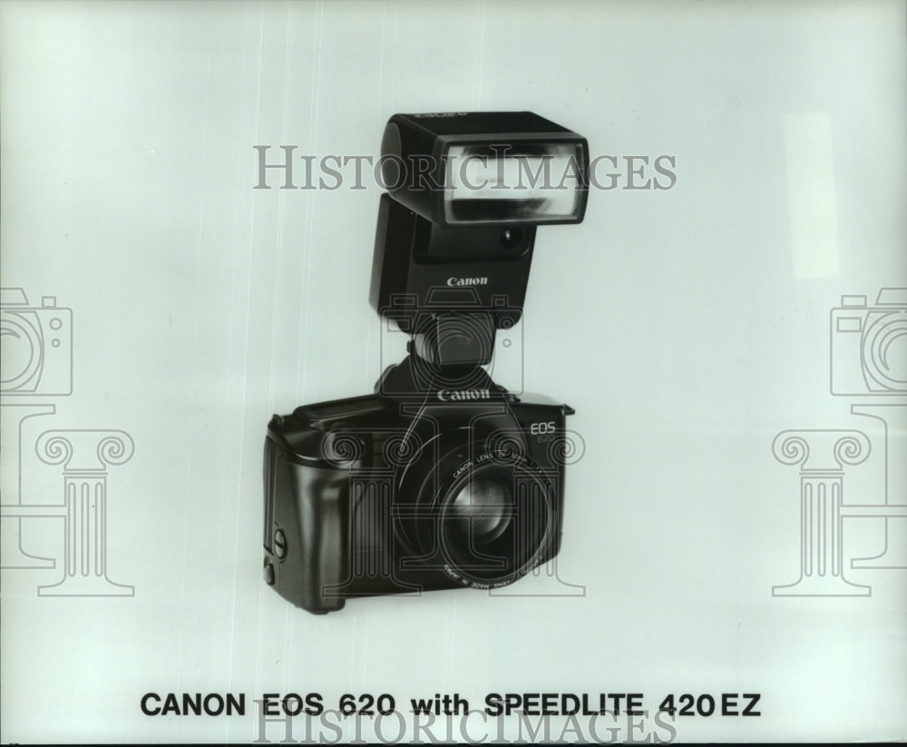 1987 Press Photo Canon EOS 620 camera with Speedlite 420EZ flash. - hcp06629- Historic Images