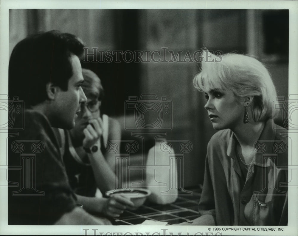 1986 Press Photo Robert Desiderio &amp; Christina Applegate in &quot;Heart of the City&quot;.- Historic Images