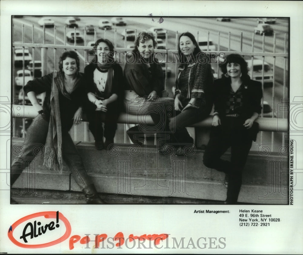 1984 Press Photo Pop music group Alive! Sitting on freeway overpass bridge- Historic Images