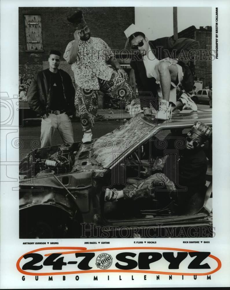 1990 Press Photo Members of the music group 24-7 Spyz pose with a car- Historic Images