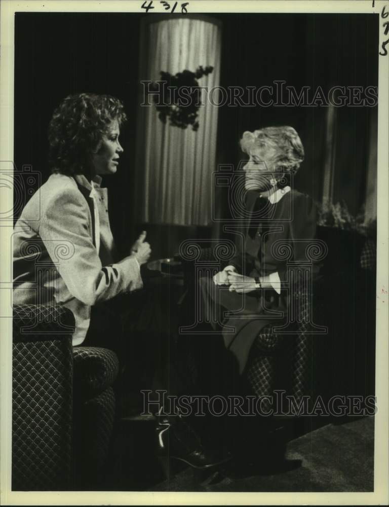 1980 Press Photo Rona Barrett and Mary Tyler Moore on &quot;Tomorrow&quot;. - hcp10585- Historic Images