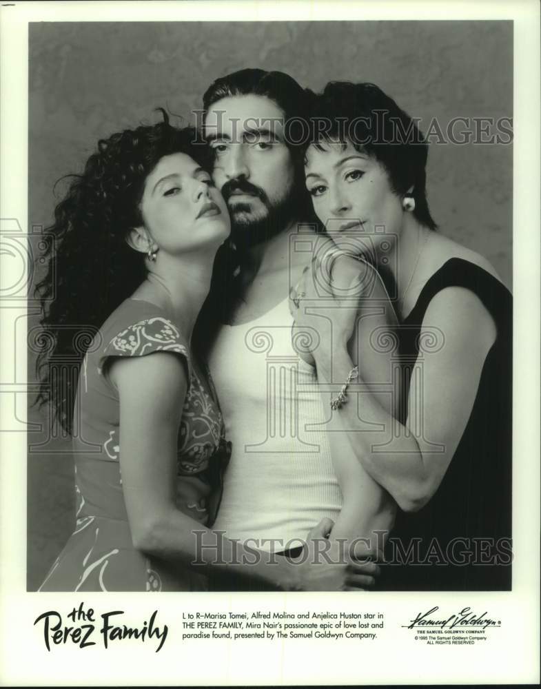 1995 Press Photo Marisa Tomei, Alfred Molina, Anjelica Huston: The Perez Family- Historic Images