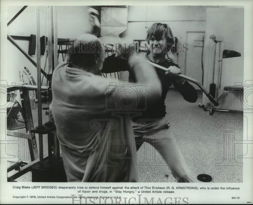 1976 Press Photo Jeff Bridges and R. G. Armstrong in "Stay Hungry" - Historic Images