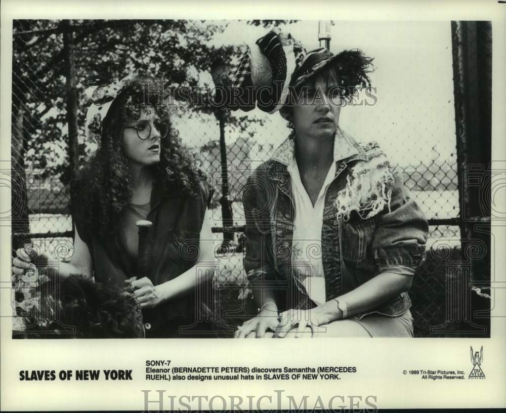 1989 Press Photo Mercedes Ruehl and Bernadette Peters in Slaves of New York- Historic Images