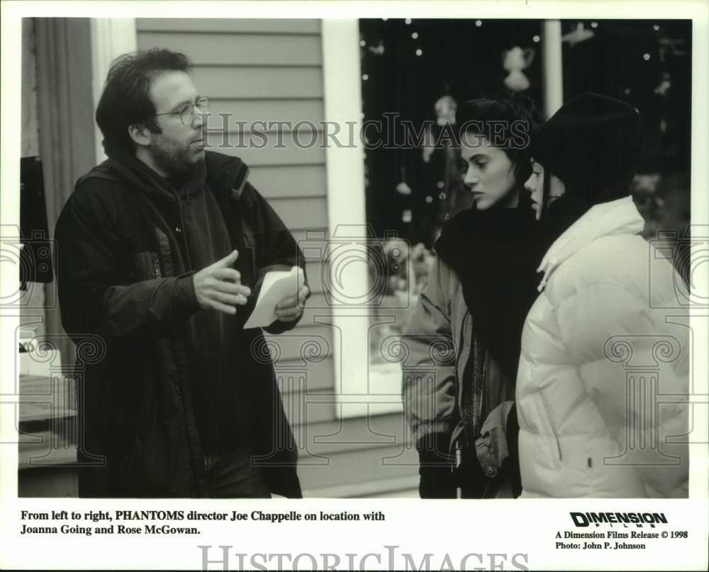 1998 Press Photo Joe Chappelle with Joanna Going and Rose McGowan on Location- Historic Images