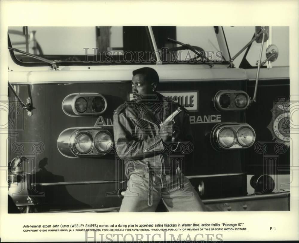 1992 Press Photo Movie Scene from &quot;Passenger 57&quot; with Wesley Snipes - hcp12500- Historic Images