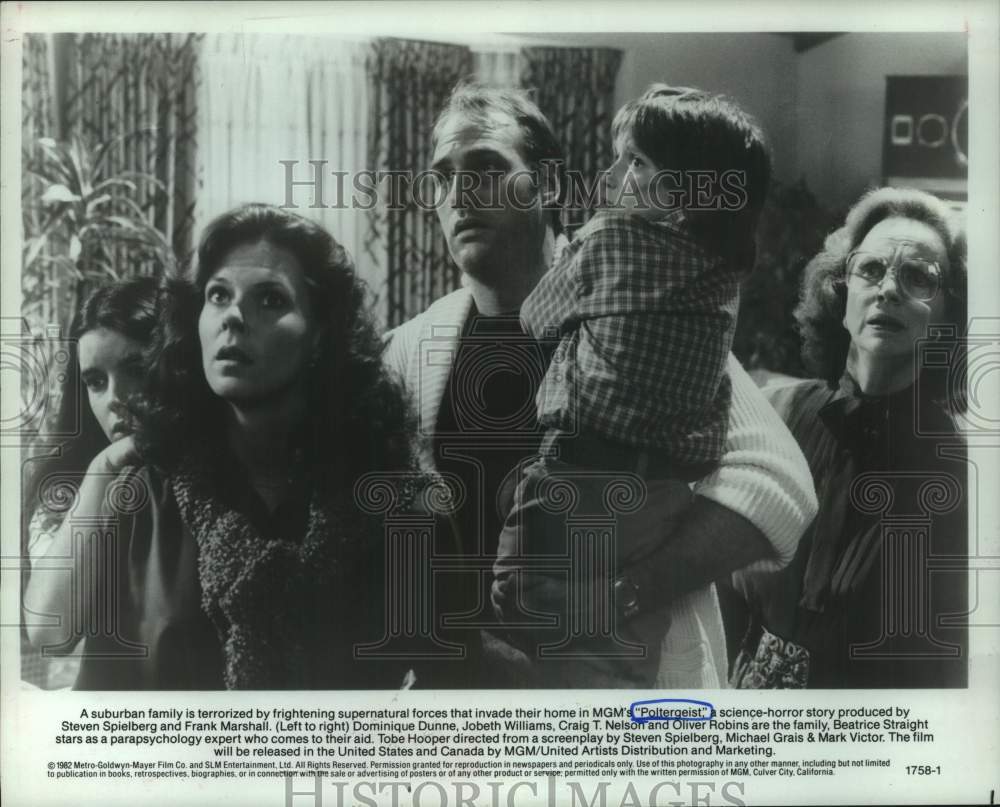 1982 Press Photo Family terrified in scene from movie &quot;Poltergeist&quot; - hcp12860- Historic Images