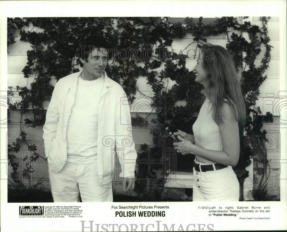 1998 Press Photo Gabriel Byrne and Theresa Connelly on set of &quot;Polish Wedding&quot;- Historic Images