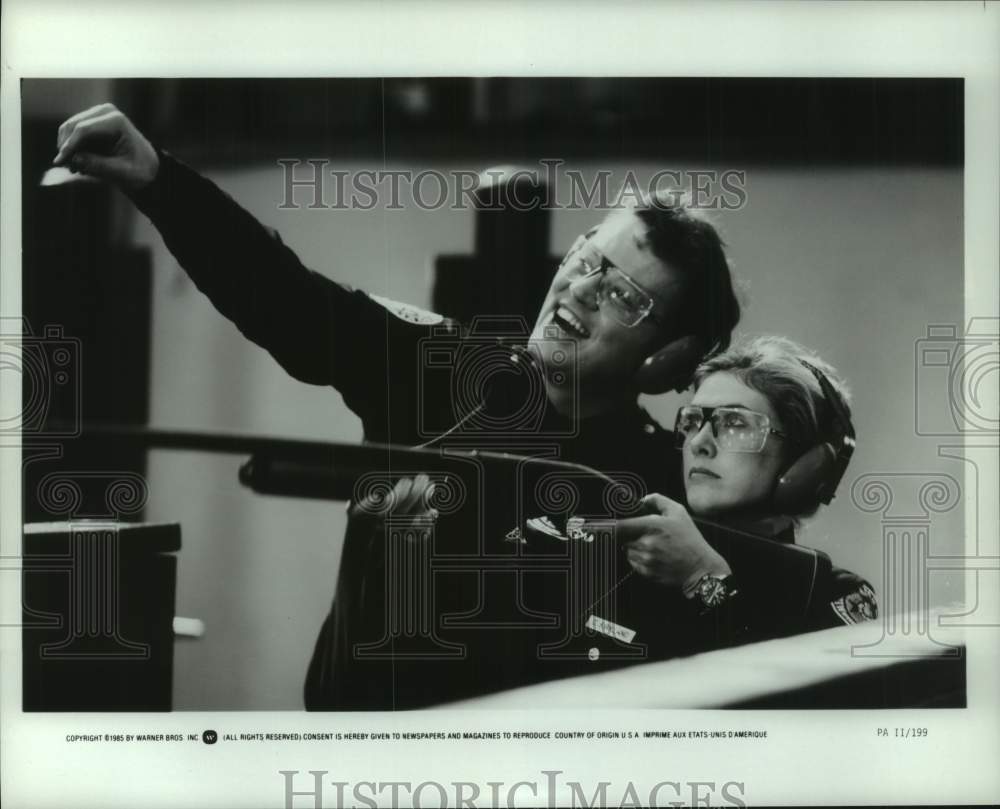 1985 Press Photo Actors Practice Shooting in Scene from &quot;Police Academy 2&quot;- Historic Images