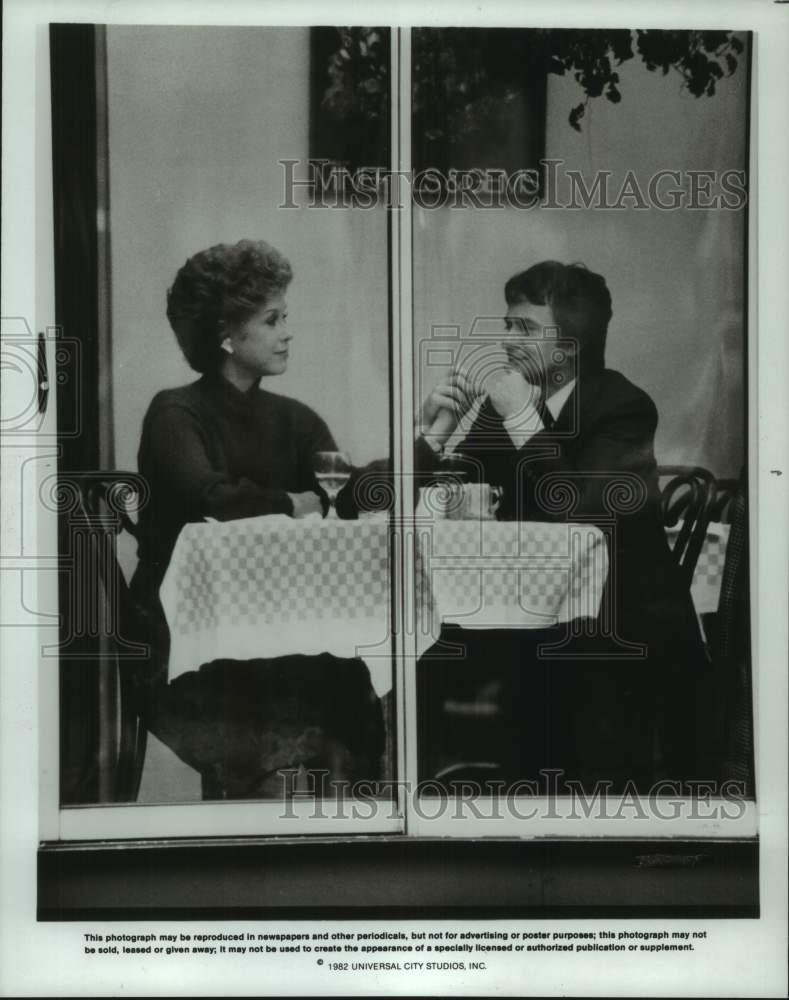 1982 Press Photo Mary Tyler Moore, Dudley Moore in a scene from &quot;Six Weeks&quot;- Historic Images