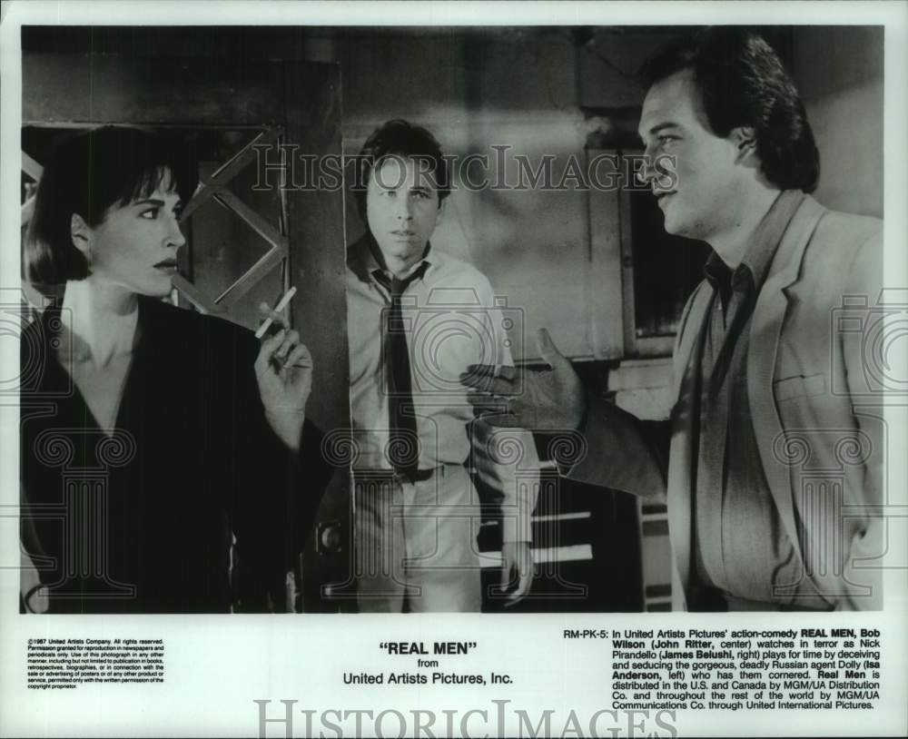 1987 John Ritter, James Belushi & Isa Anderson in scene of Real Men. - Historic Images