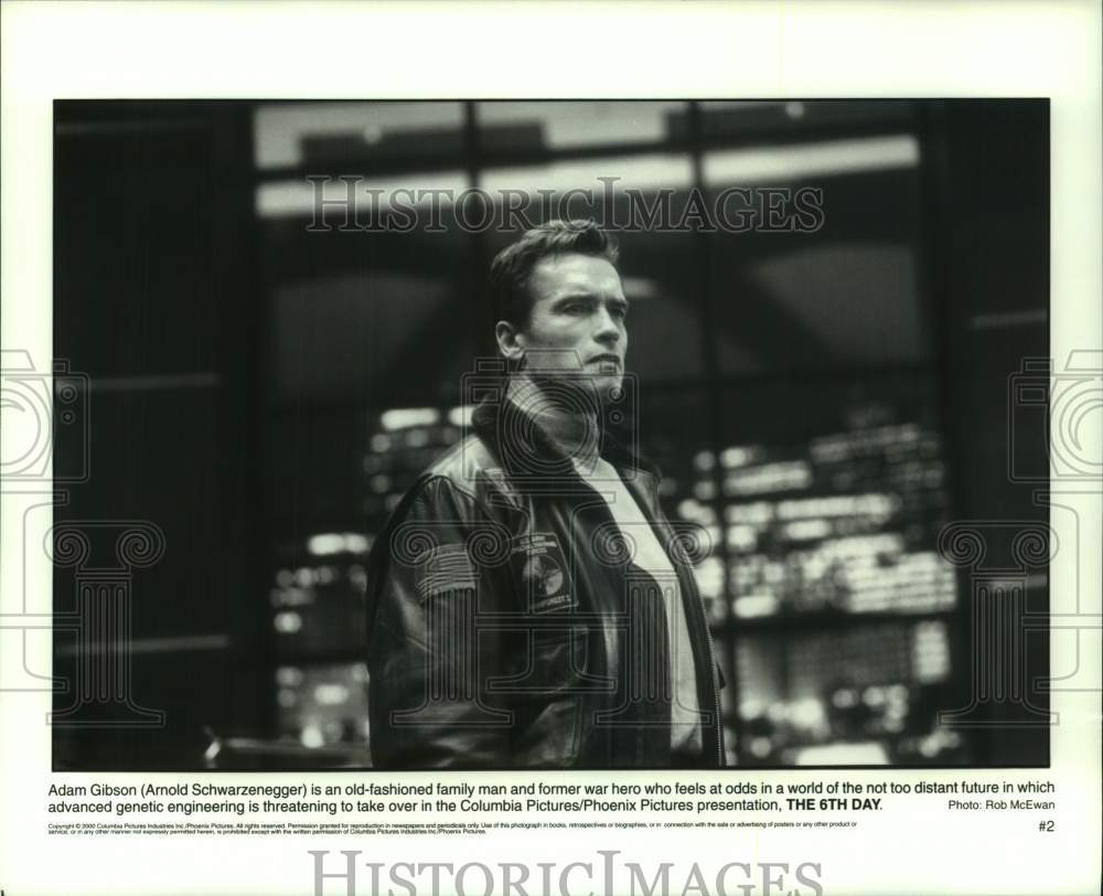 2000 Press Photo Arnold Schwarzenegger in scene from movie "The 6th Day" - Historic Images