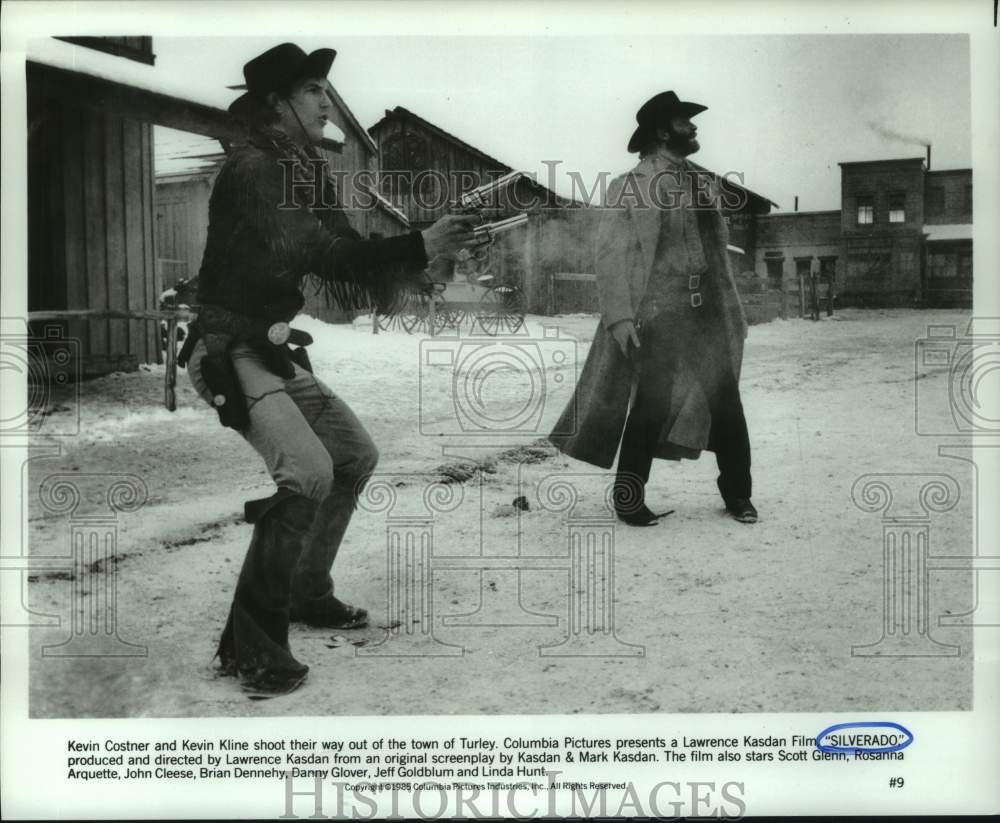 1985 Press Photo Scene from &quot;Silverado&quot; with Kevin Costner and Kevin Kline - Historic Images