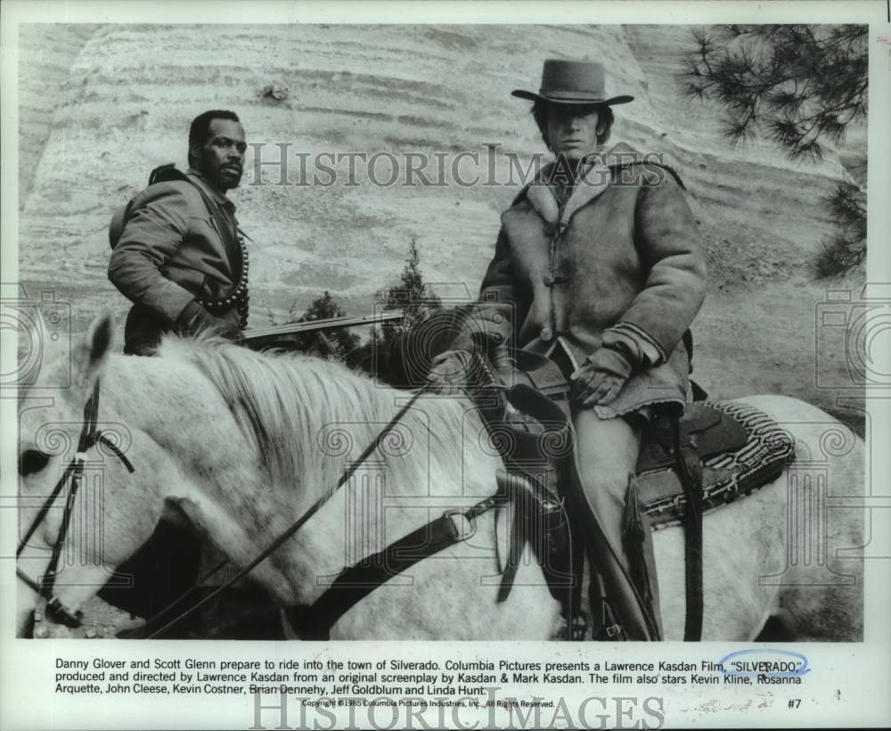1985 Press Photo Danny Glover and Scott Glenn act in the movie "Silverado" - Historic Images